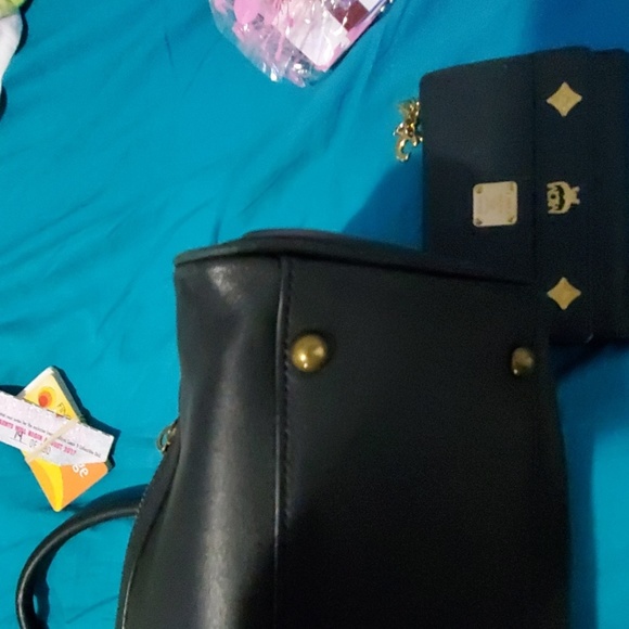 Nice mcm bag and wallet..COME ON LADIES - Picture 4 of 8